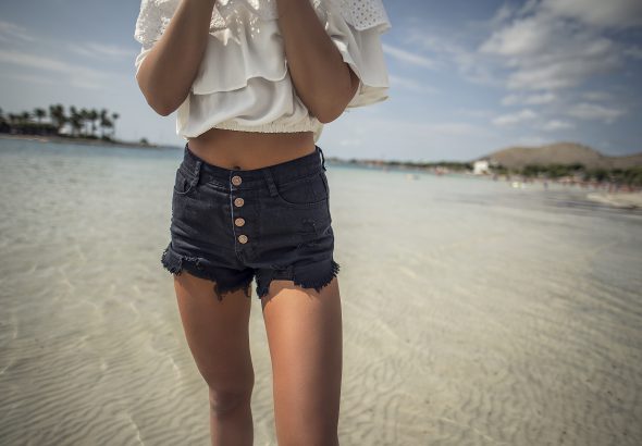 woman-beach-with-summer-clothes