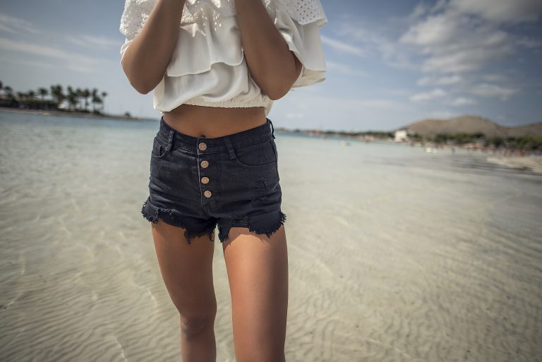 woman-beach-with-summer-clothes